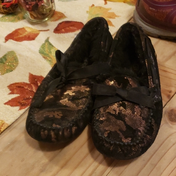 UGg Slippers,furlined,australia Black Camo Gold Black Shiny moccasin - Picture 1 of 4